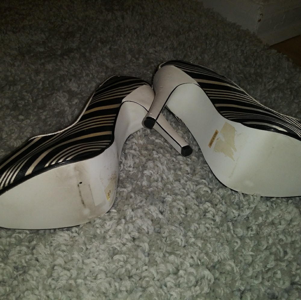 Pumps - Picture 2 of 8
